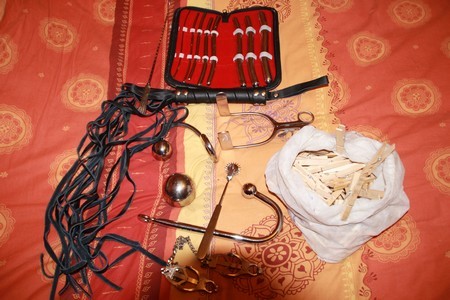09 -  Matos - Sondes urétrales, Pinces à linge, Martinet... -  -.--  .