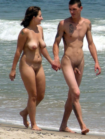 nude-couple-on-the-beach1