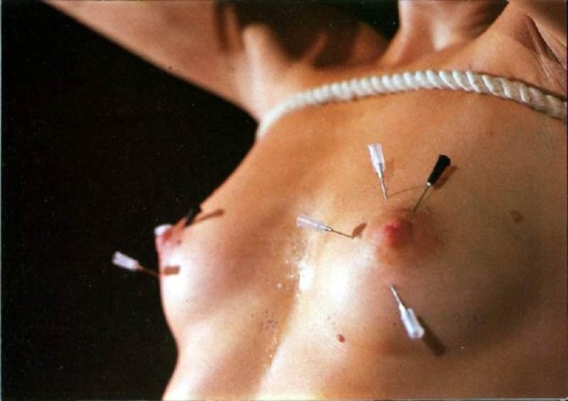 Aiguilles dans les seins (53)