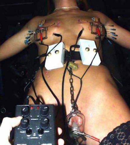 Aiguilles dans les seins (98)