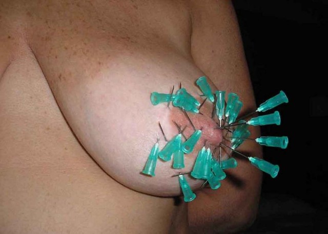 Aiguilles dans les seins2 (100)