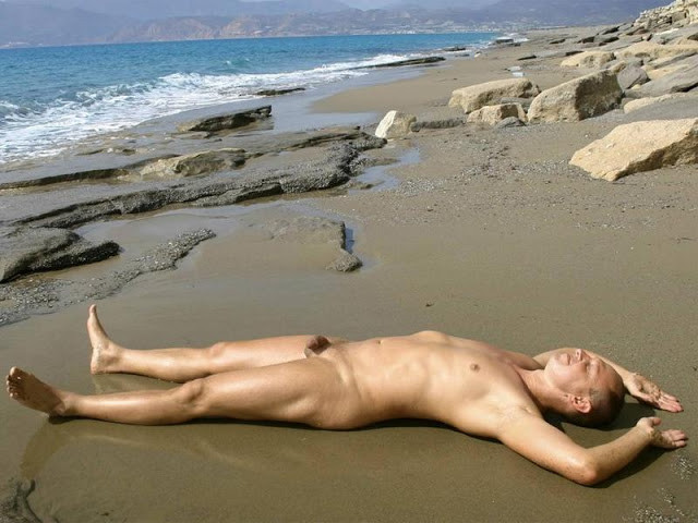 mer-dosnaturistas.blogspot_rock-studded-beach.jpg