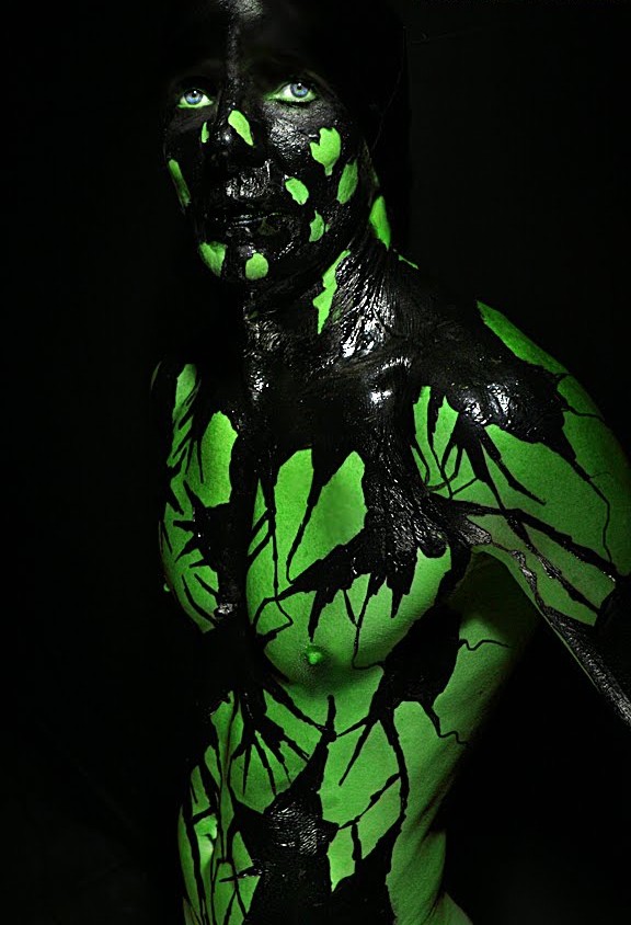 Awesome-and-slightly-scary-male-body-painting.jpg