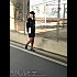 une-policiere japonaise-se-soulage-en-pleine-rue