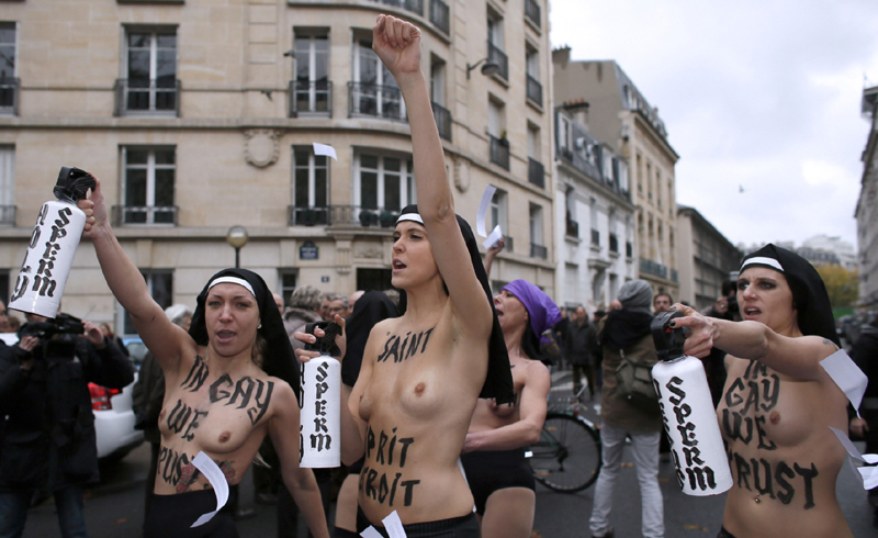 femen-exibiram-os-seios-nas-ruas-de-um-bairro-popular-de-pa