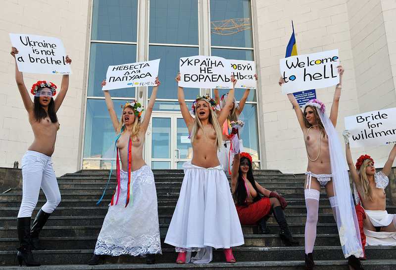 Femen ucranianas ONG protesto topless nuas manifestação s