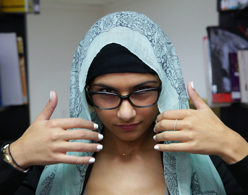 Mia-strip-muslim-nude-12.jpg