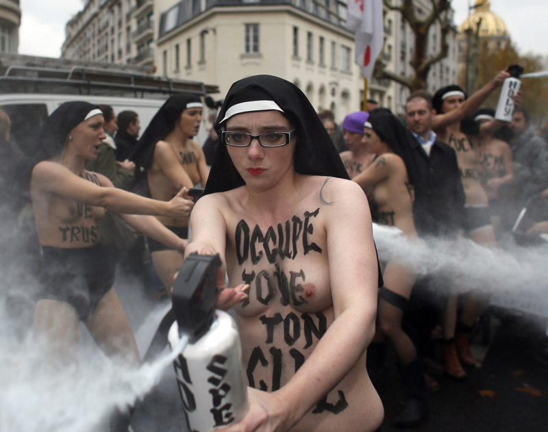 femen-usam-spray-durante-protesto-em-paris-franca-contra-a-